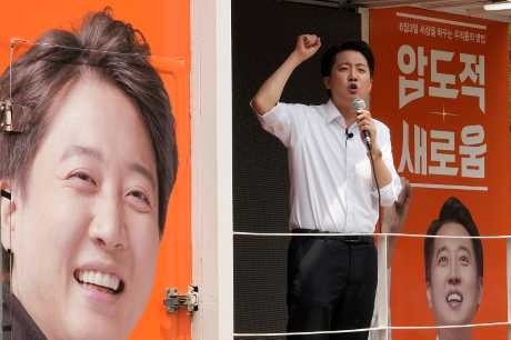 改革新党总统候选人李俊锡上周三在首尔出席造势活动并发表演说。